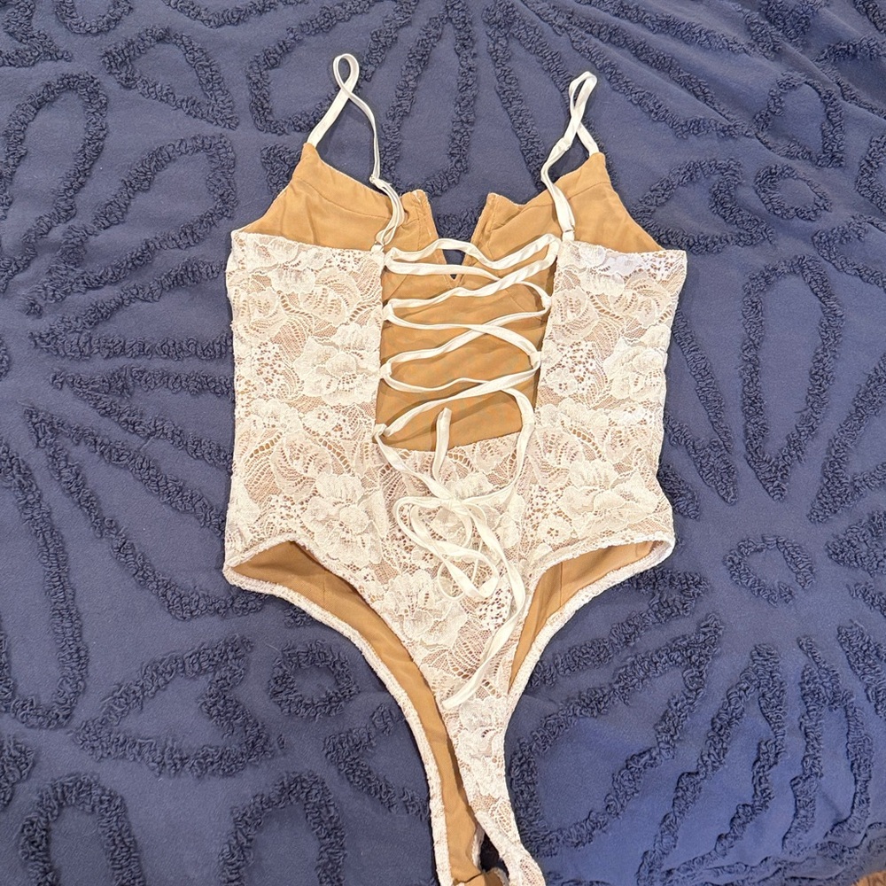 Lace Floral Bodysuit - Picture 2 of 2